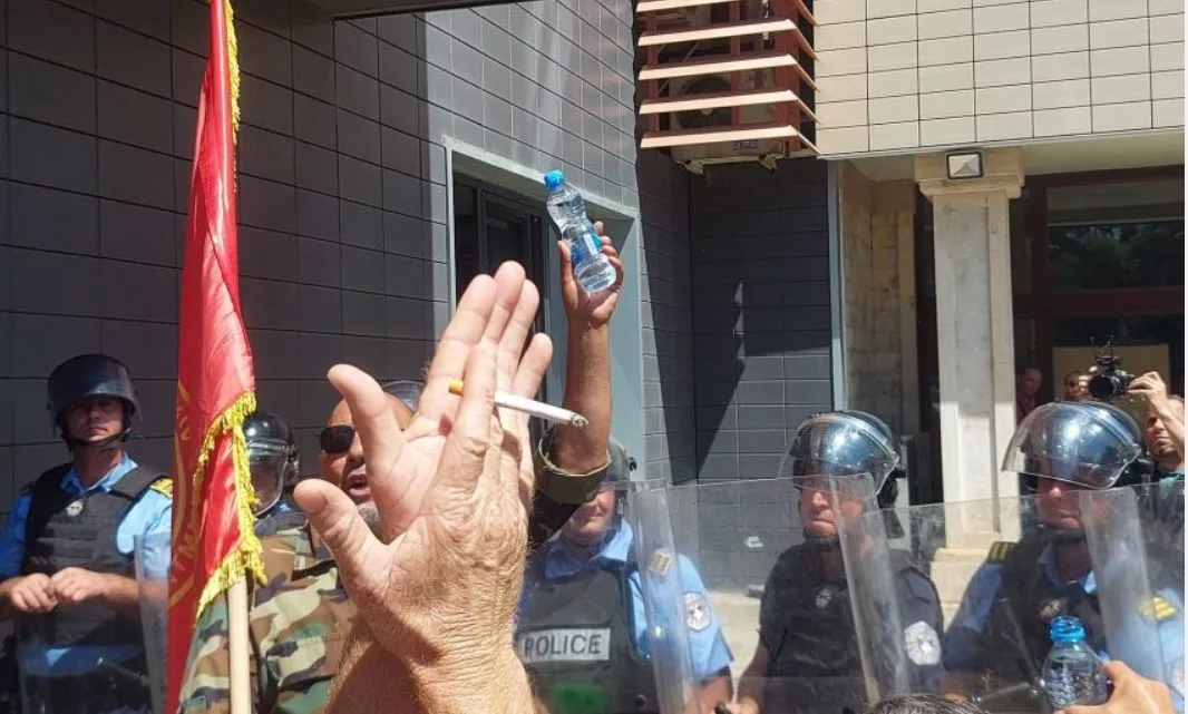 Policia shpërndan ujë për veteranët në protestë