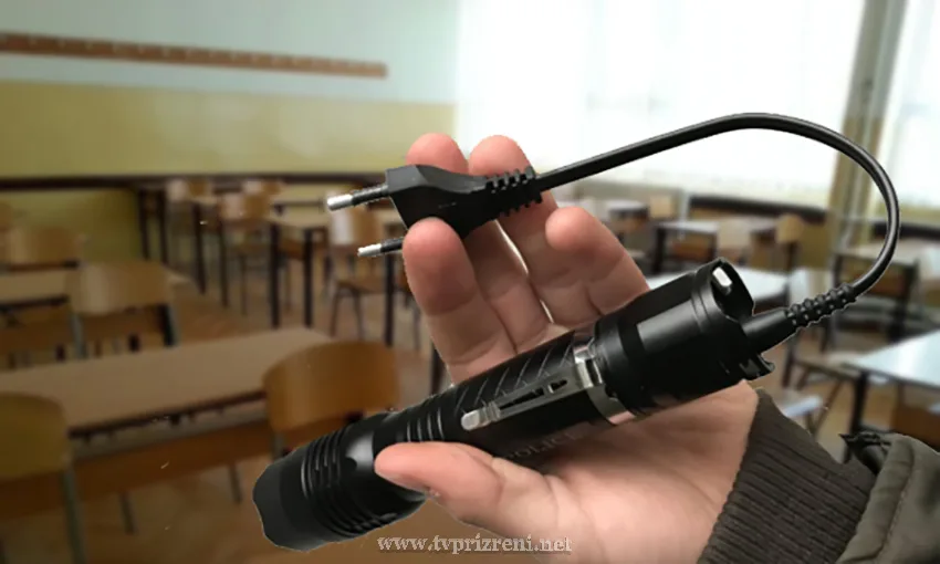 Policia iu gjen dy nxënësve elektroshok dhe një brisk në Malishevë
