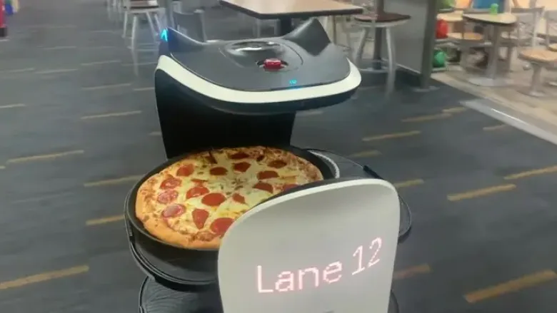 Një qendër e bowling në Florida ‘punëson’ robotë për shërbim të klientëve
