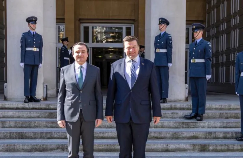 Kurti takon ministrin e Forcave të Armatosura Britanike