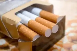 Dogana njofton udhëtarët: Deri në 200 cigare mund të lirohen nga detyrimet doganore