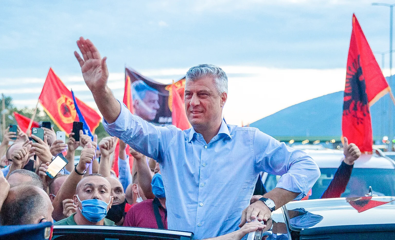 Hashim Thaçi ndodhet në Kosovë, viziton nënën e tij e cila kishte disa probleme shëndetësore