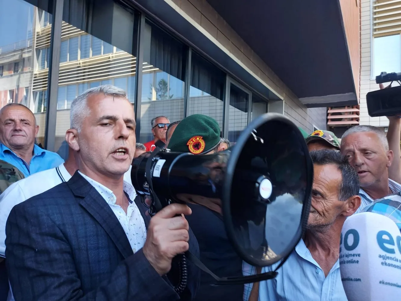 Kurti ftesë veteranëve për të premten, ata kërkojnë ndërprerjen e seancës së sotme