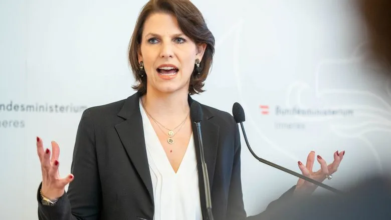 Ministrja austriake për Evropë kërkon liberalizimin e vizave për Kosovën