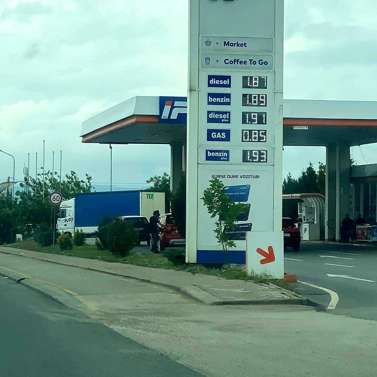 Bie çmimi i naftës nëpër tregje ndërkombëtare