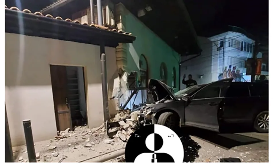 Vetura hyn brenda xhamisë në Pejë, tre persona të lënduar dhe dëme të mëdha materiale