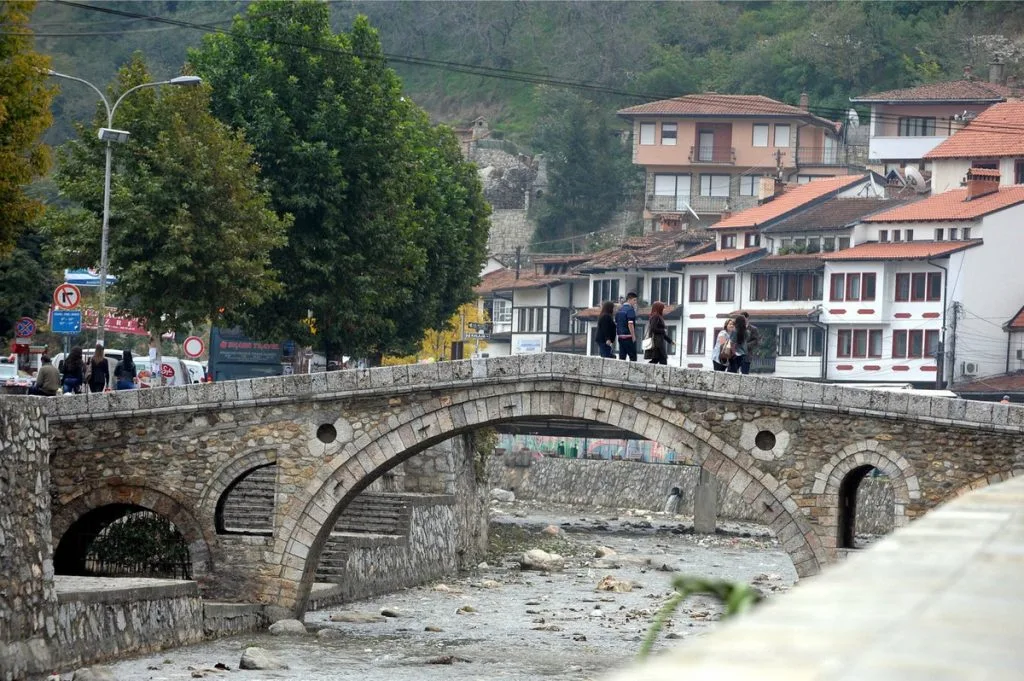 Një person vdes nga plagosja me armë zjarri në Prizren, babai i tij thotë se ka bërë vetëvrasje
