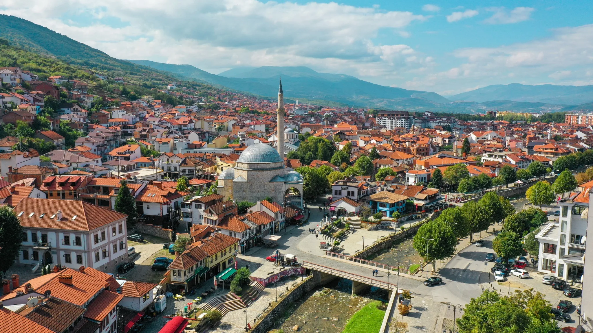 Moti sot me diell dhe vranësira, temperatura deri 27 gradë