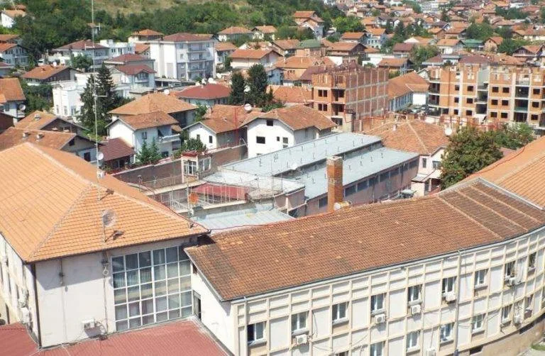 Përleshje në Qendrën e Paraburgimit në Pejë, një i burgosur bën llom një tjetër