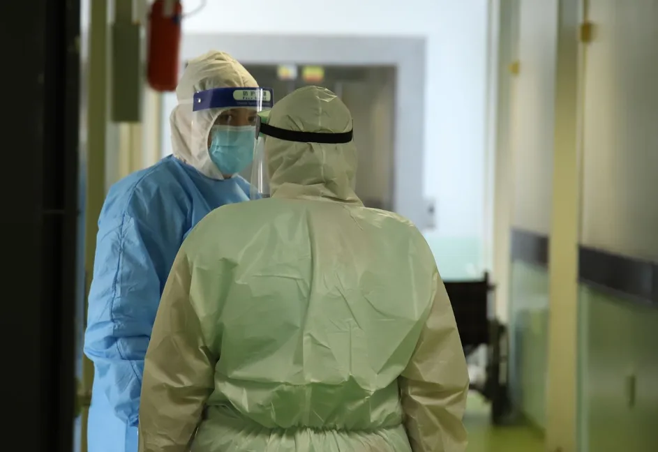 Infektologu Alimehmeti: Kosova dy javë larg Shqipërisë sa i përket shfaqjes së valës së re me COVID-19