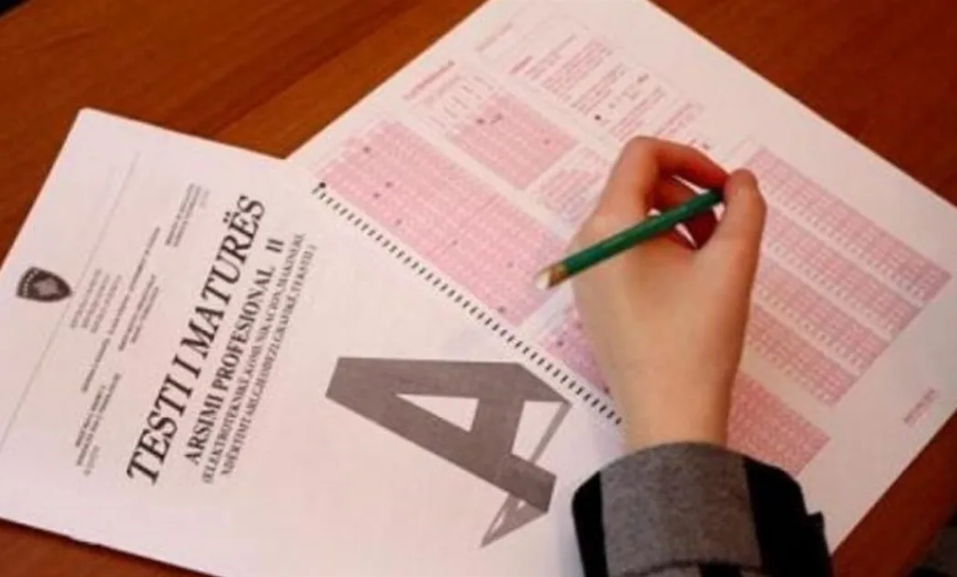 Maturantët sot i nënshtrohen provimit të maturës