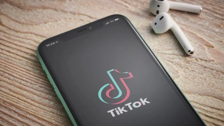 Miratohet projektligji që mund ta bllokojë TikTokun