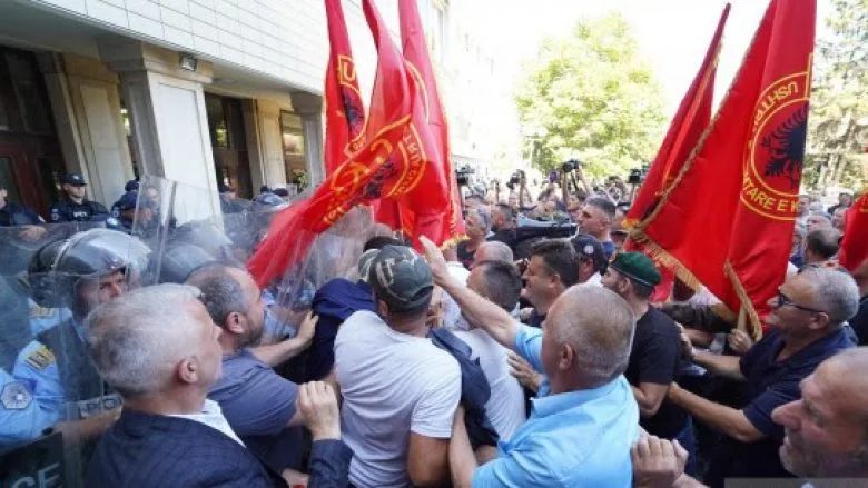 Përplasje mes protestuesve dhe policisë