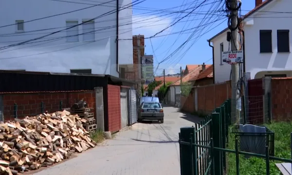 Vushtrri: Plumbi qorr depërton në dhomën e ndenjës në një familje