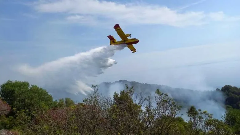 Mali i Çikës në Shqipëri prej 4 ditësh në flakë, vjen ndihma nga dy avionë grekë
