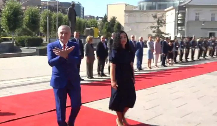 Ilir Meta pritet me ceremoni shtetërore në Prishtinë