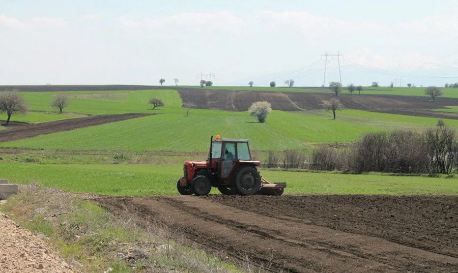 Bujku nga Krusha e Madhe ishte duke lëvruar tokën, ujqërit i gjuhen në traktor