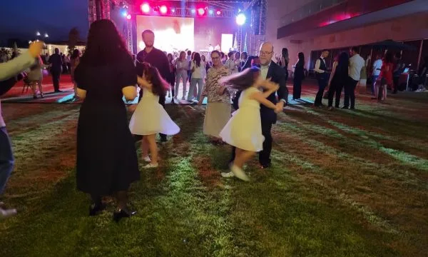 Festë për pavarësinë e SHBA-së, ambasadori Hovenier vallëzon me vajzat e Presidentes Osmani