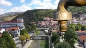 Defekti i raportuar mbetet i pasanuar që një muaj, uji i pijshëm po shkon dëm në Petrovë – banorët kërkojnë ndërhyrje urgjente nga “Hidroregjioni Jugor”