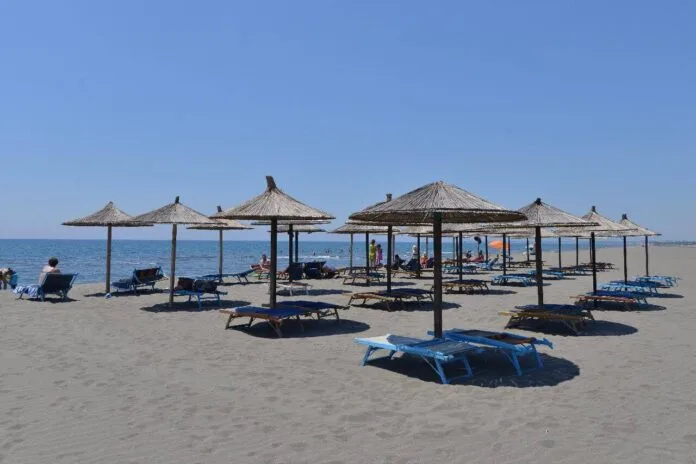Durrës, një grua gjendet e pajetë në breg të detit