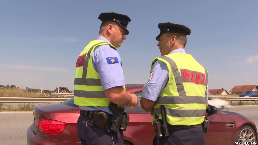 Shoferi nga Serbia voziti me dyfishin e shpejtësisë së lejuar, Policia ia ndalon vozitjen në Kosovë për gjashtë muaj dhe e gjobit me 300 euro