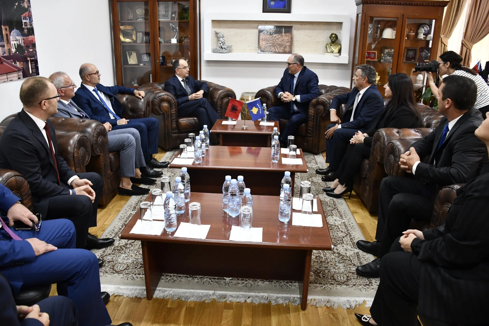 Presidenti i Shqipërisë pritet me ceremoni solemne në Prizren nga kryetari Totaj