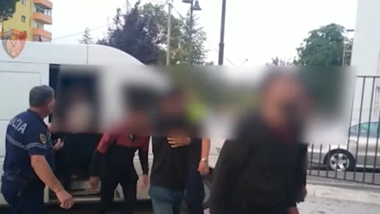 Transportonte 31 emigrantë të paligjshëm, arrestohet 35-vjeçari nga Kosova në Rrugën e Kombit
