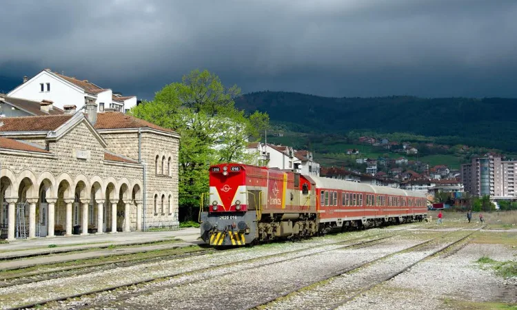 Kërkohet që hekurudha me Shqipërinë të jetë me dy linja