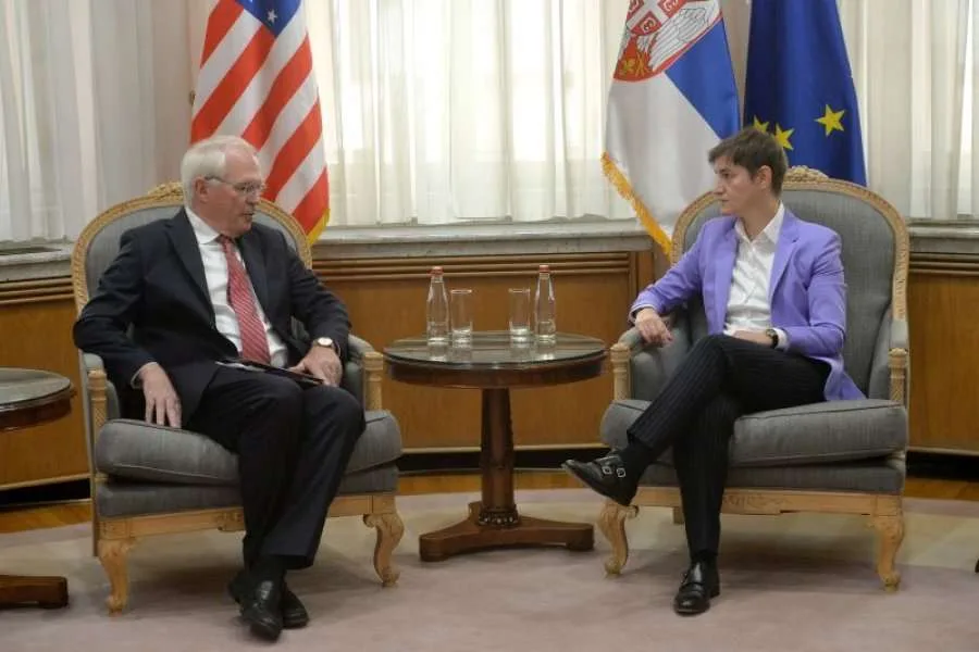 Hill: ShBA-ja e përkrah fuqishëm dialogun Kosovë – Serbi