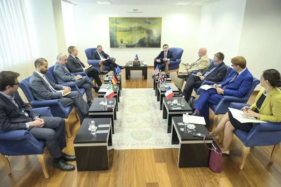 Kurti takohet me ambasadorët e QUINT-it dhe shefin e BE-së në Kosovë