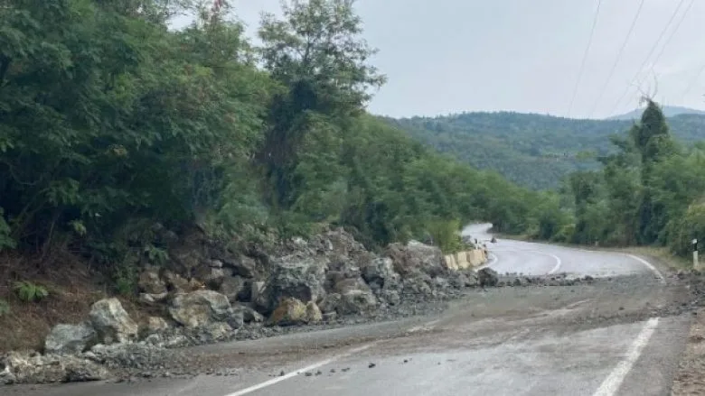 Ministria e Infrastrukturës thotë se rruga Mitrovicë-Leposaviq mbetet e bllokuar