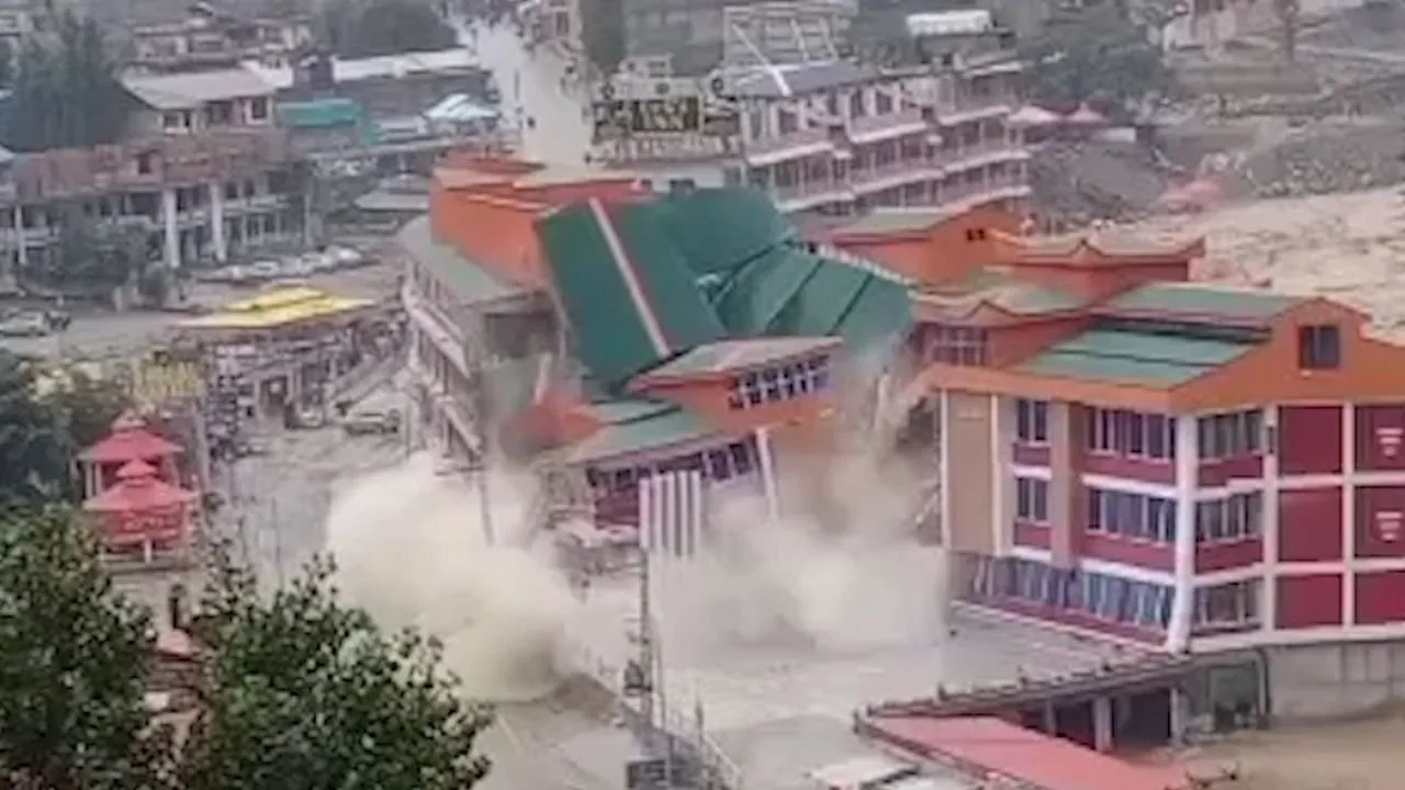Momenti shokues kur një nga hotelet më luksoze në Pakistan, shkatërrohet tërësisht nga përmbytjet (VIDEO)
