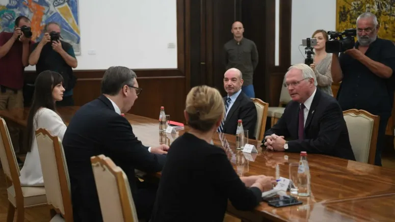Vuçiq në takimin me Hill: Serbët që jetojnë në Kosovë kërkojnë formimin e Asociacionit