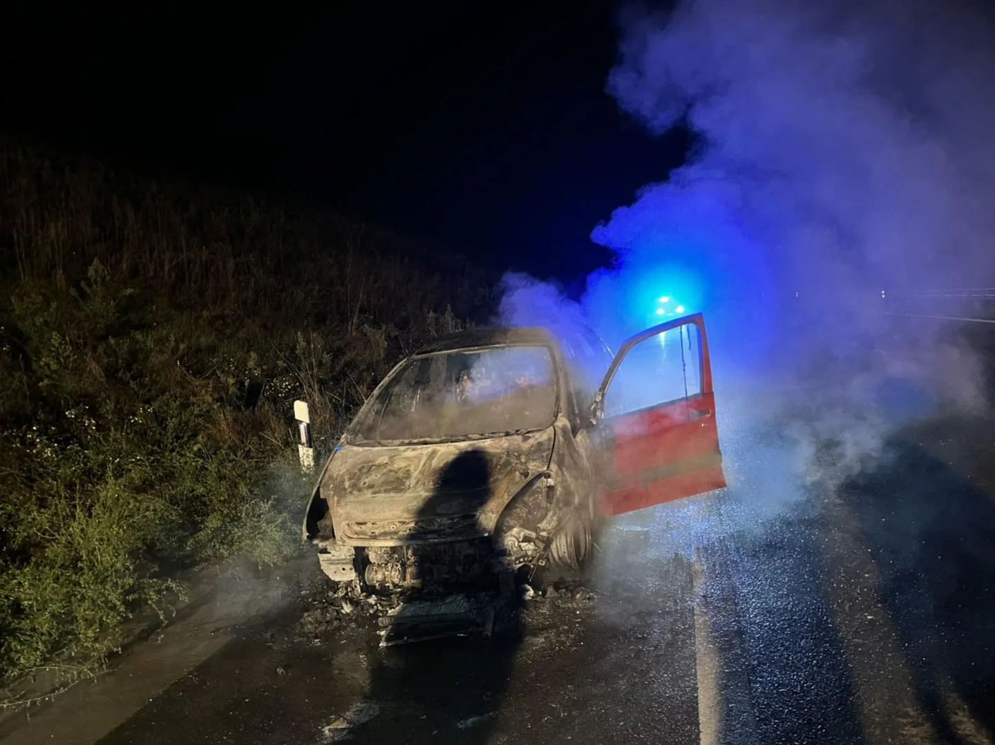 Një vetur u kaplua nga zjarri në orën 03:05 të mëngjesit në autostradën “Ibrahim Rugova”