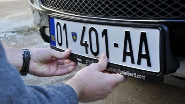 Për tetë ditë, vetëm tri automjete i kthyen targat në RKS
