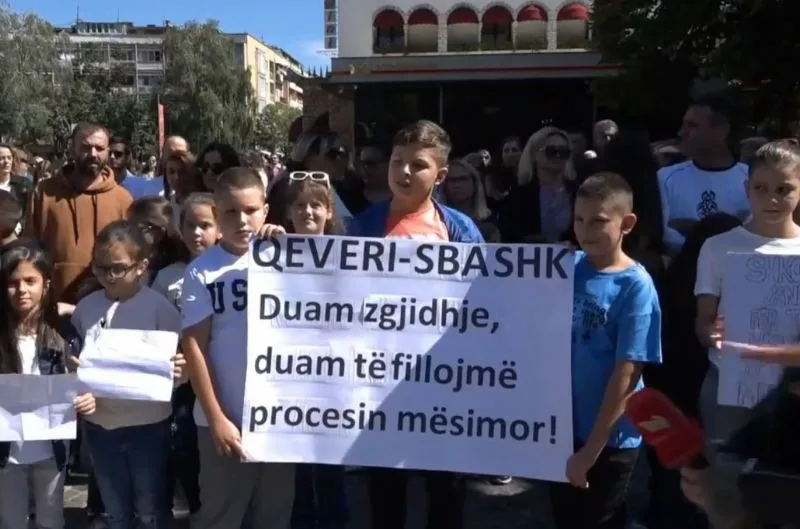 Protestojnë prindërit dhe fmijët në Pejë, kërkojnë ndërprerjen e grevës