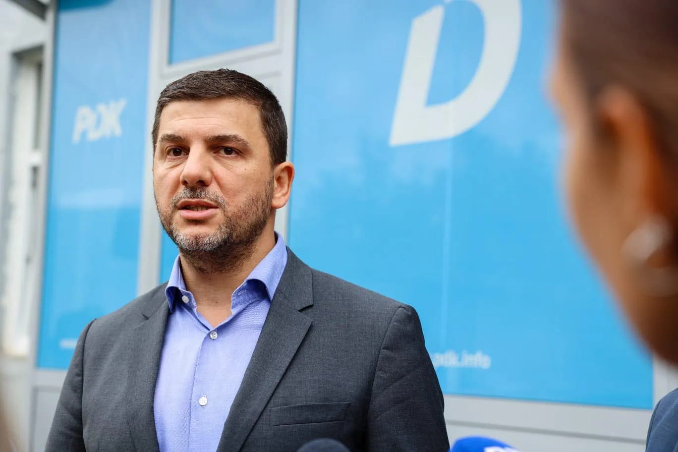 Krasniqi-Kurtit: Kryeministër, lej pallavrat, qiti rrogat