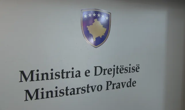 Ministria e Drejtësisë e quan fabrikim videon e publikuar, ku emblema e UÇK-së shihet në tualet