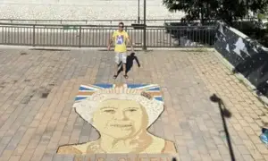 Mozaik me 120 kg drithëra për Mbretëreshën, gjakovari bëhet top lajm në mediat ndërkombëtare