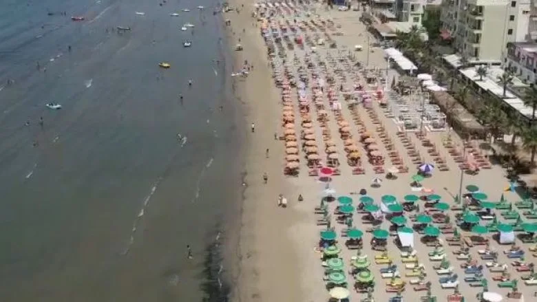 Në Durrës s’ka vrojtues plazhi, prindërit: Jemi bërë vetë roje për sigurinë e fëmijëve