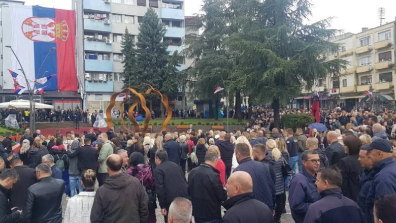 Provokojnë sërish serbët, përurojnë sheshin me flamur gjigant serb afër urës së Ibrit në Mitrovicë
