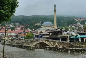 Të enjten mot i vranët dhe me reshje shiu, pasdite vonë intervale me diell