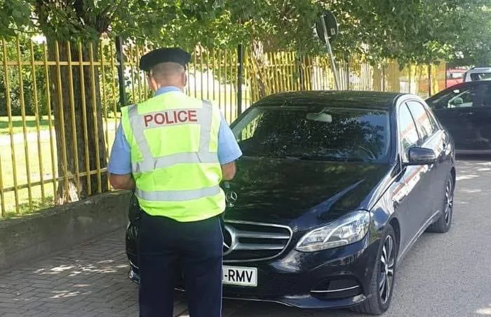 Policia me aksion për lirimin e trotuarëve nga parkimet ilegale në Prizren dhe Suharekë