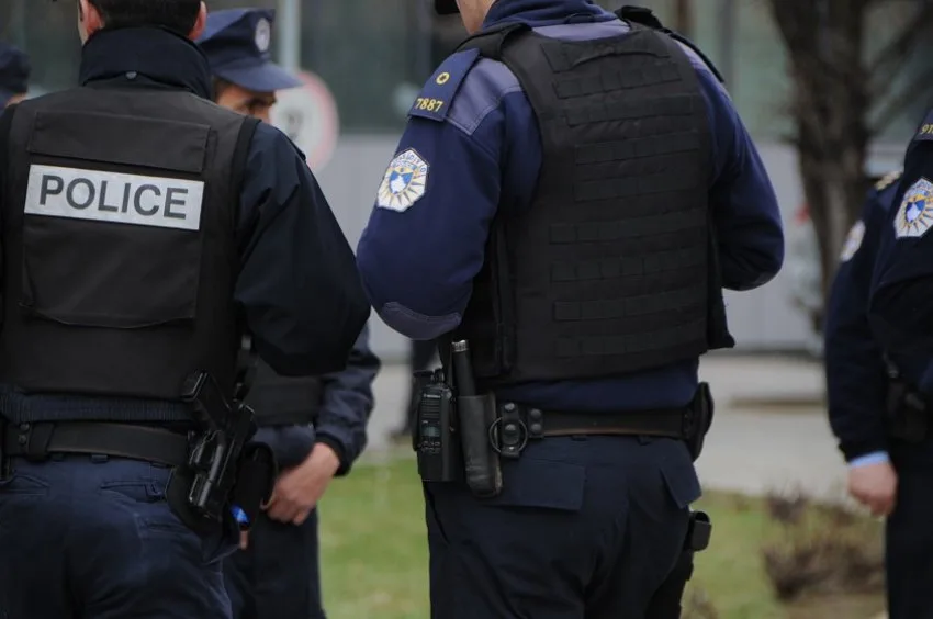 Katër policë patën mosmarrëveshje me tre qytetarë, arrestohen të gjithë