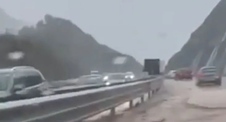 Dëmtohet “Rruga e Kombit”, shembje gurësh dhe vështirësi kalimi (Video)