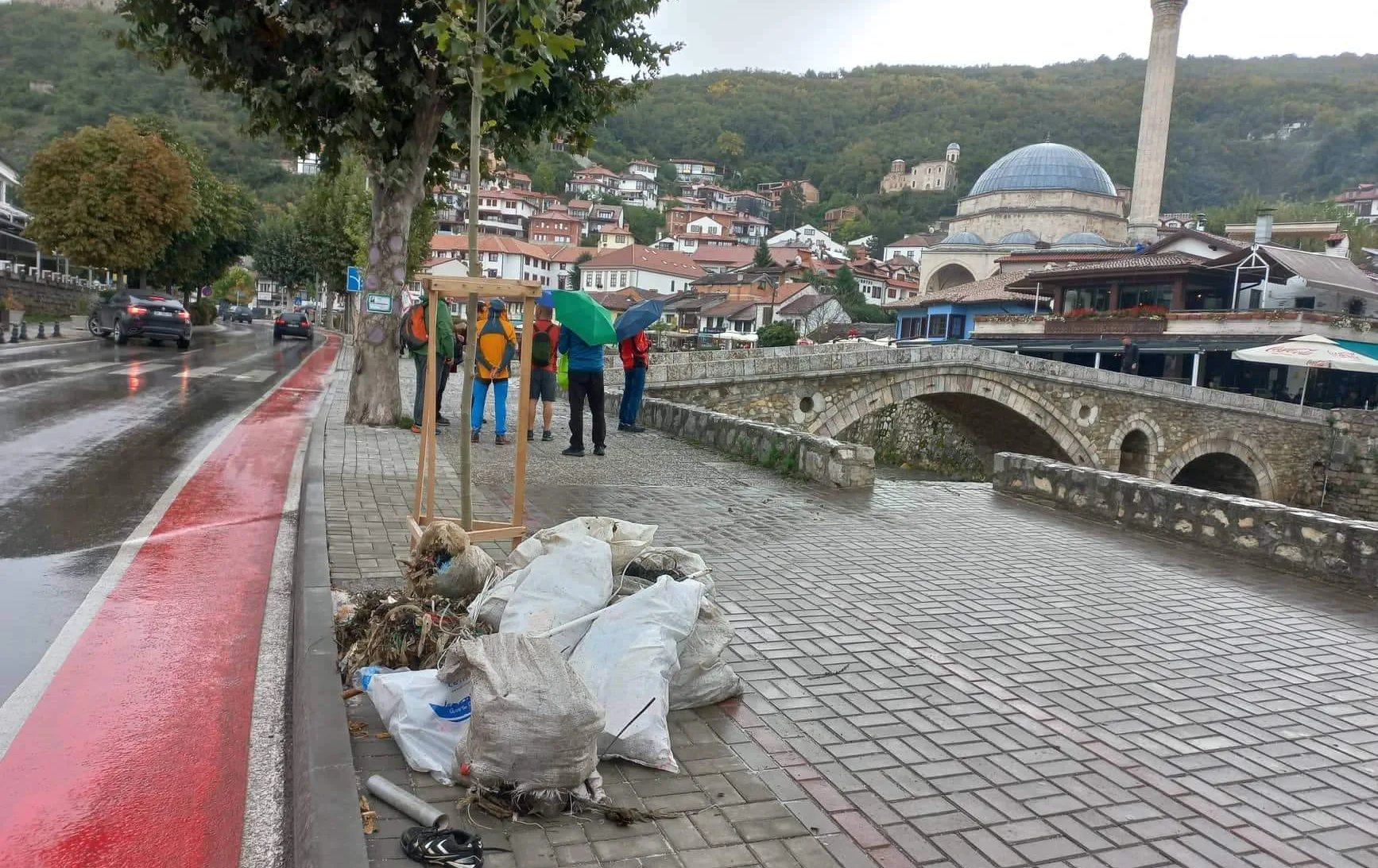 Në Ditën e të Moshuarve, disa aktivistë të vjetër të “ Sharri Wildlife” pastrojnë Lumbardhin në Prizren