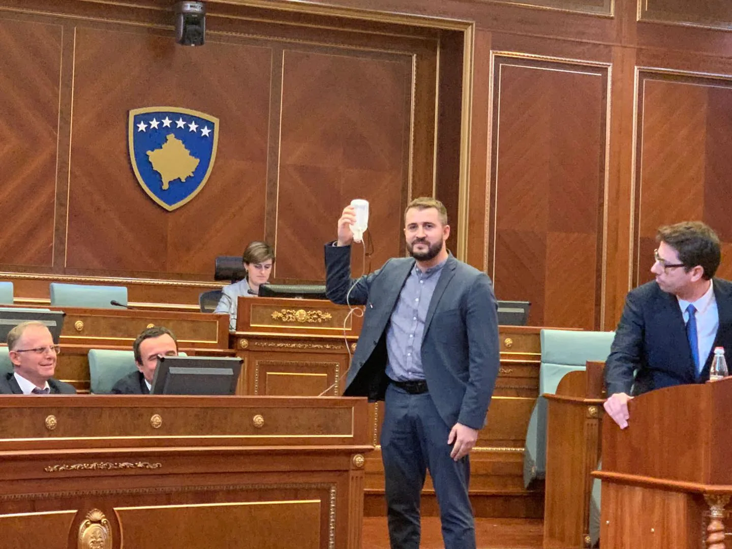 Deputeti Lushtaku i dërgon infuzion Kurtit