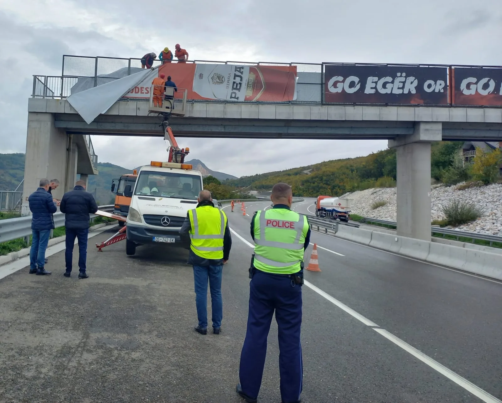 Aksion për heqjen e të gjitha reklamave nëpër rrugët e Kosovës (Foto)