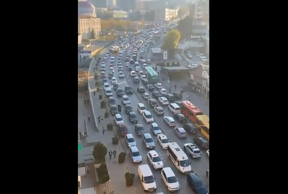 Kolona të gjata në Prishtinë, pas testimit të qarkores njëkahëshe për automjetet