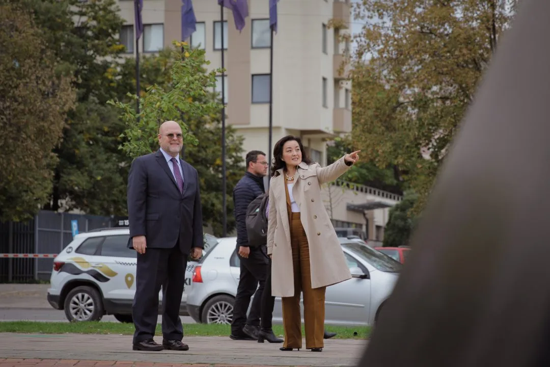 Ambasadorja amerikane në Shqipëri viziton Kosovën